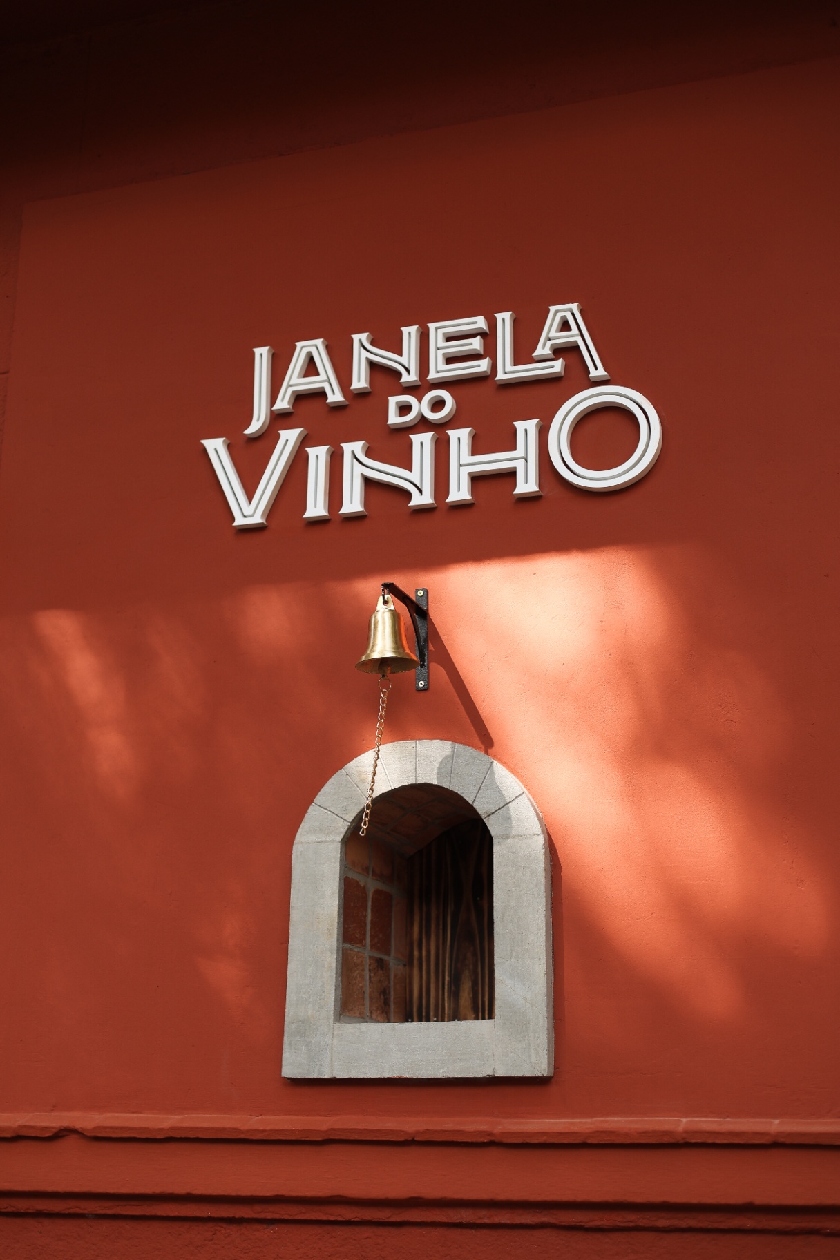 Fachada terracota da Janela do Vinho em Porto Alegre